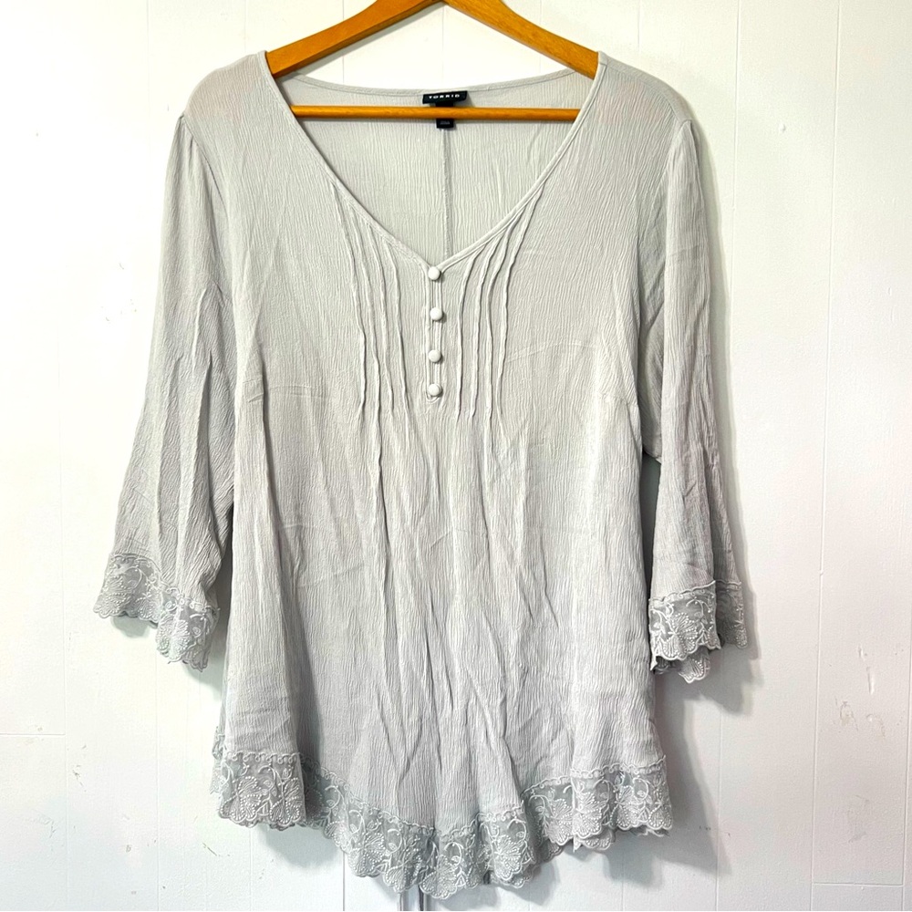 Torrid Light Gray Lace-Trim Tie Waist Fluid Boho V-Neck Tunic Top Size 1 S